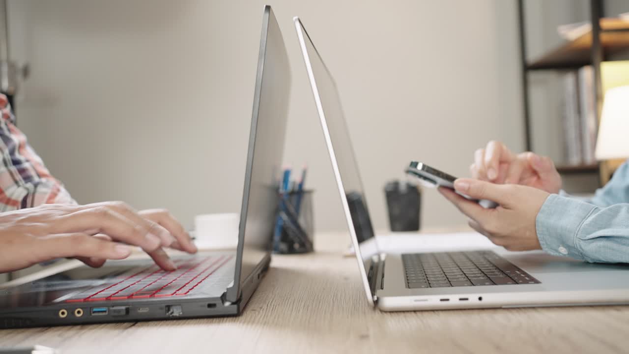 fotografía de cerca de las manos de una mujer de negocios escribiendo en el teclado de una computadora portátil para buscar información, soporte de comunicación en línea, investigación de mercadotecnia, informe de negocios en el escritorio de la oficina por la noche.