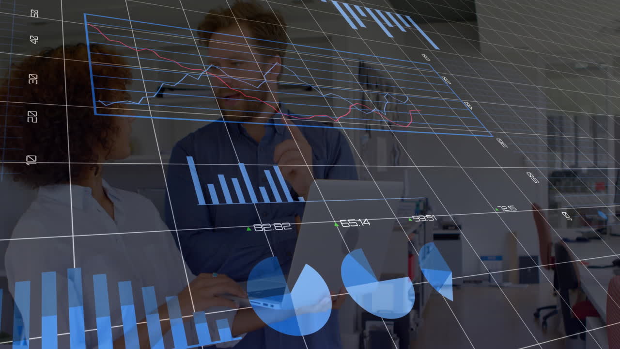 animación de procesamiento de datos y diagramas sobre diversas personas de negocios discutiendo el trabajo