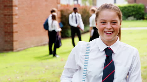 Retrato-De-Una-Estudiante-Adolescente-En-Uniforme-Fuera-De-La-Escuela