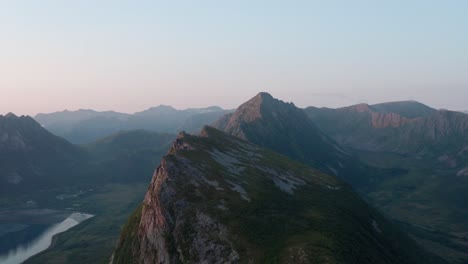 Paisaje-De-Pico-Rocoso-De-Montaña-En-Strytinden,-Noruega---Disparo-De-Drone