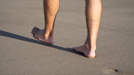 Slowmo---Nahaufnahme-Eines-Jungen-Kaukasischen-Mannes,-Der-Am-Strand-Spaziert