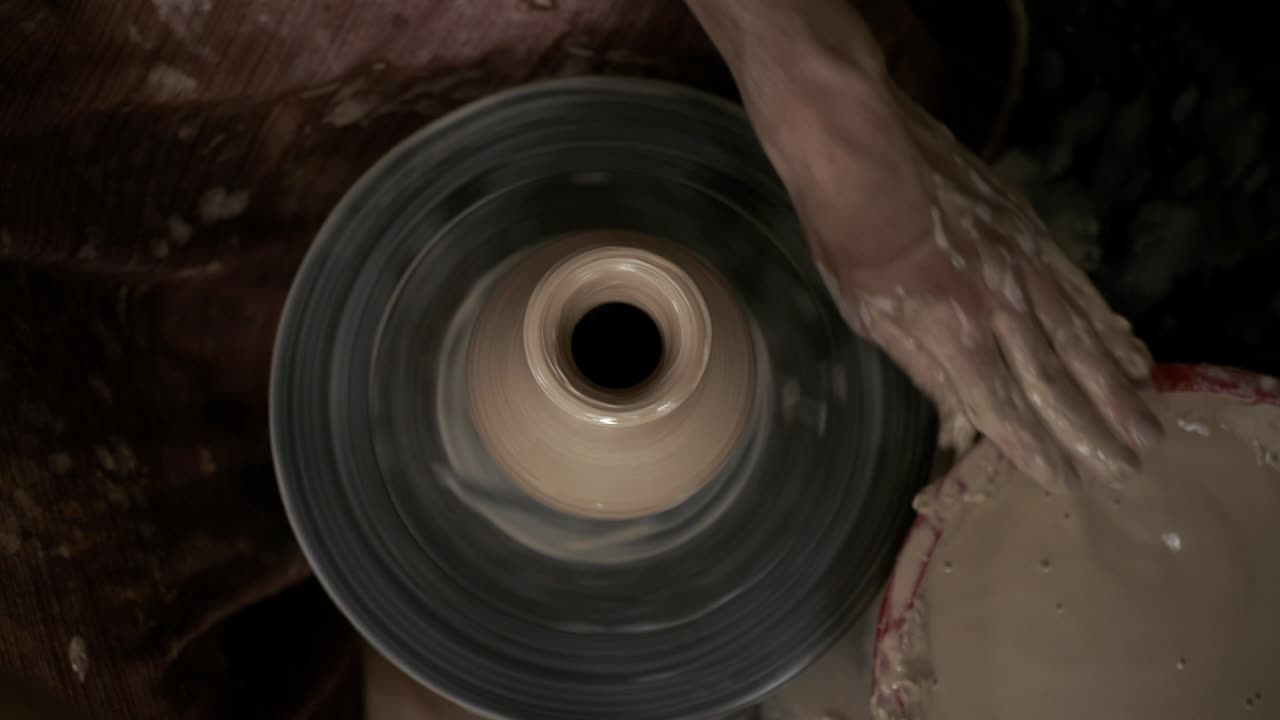 Il vasaio crea una brocca di argilla. Ceramista. Un uomo realizza un vaso al tornio da vasaio.