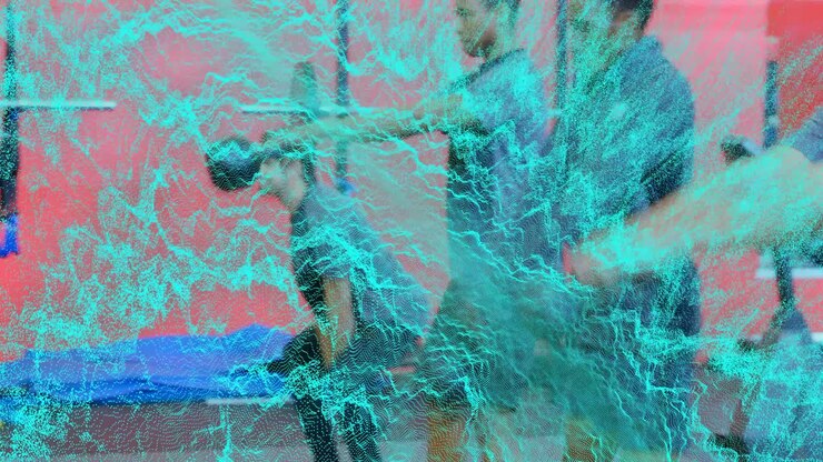 Squadra di fitness che raccoglie una palla medica per iniziare un esercizio di passaggio con frecce di movimento che mostrano la rotazione del busto.