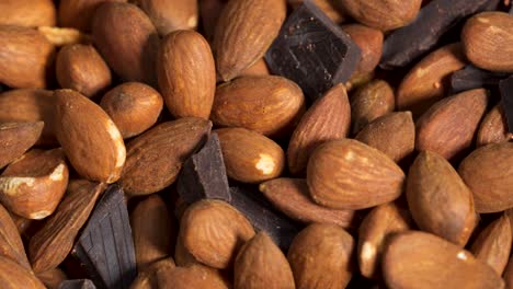 primer plano de almendras con chocolate negro, comida sana