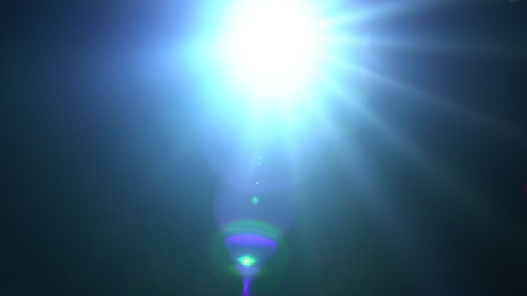 Spotlight voor disco of concert die rechtstreeks op de camera schijnt
