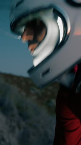 un astronauta en un nuevo planeta explora un desierto privado sin agua.
