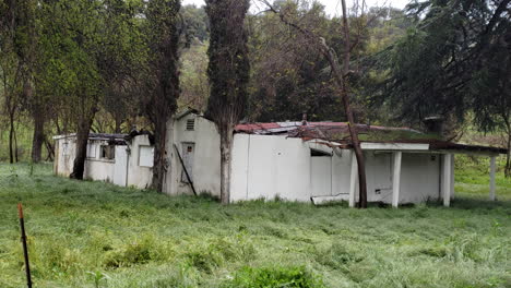 antiguo edificio abandonado con una ligera cabina de lluvia