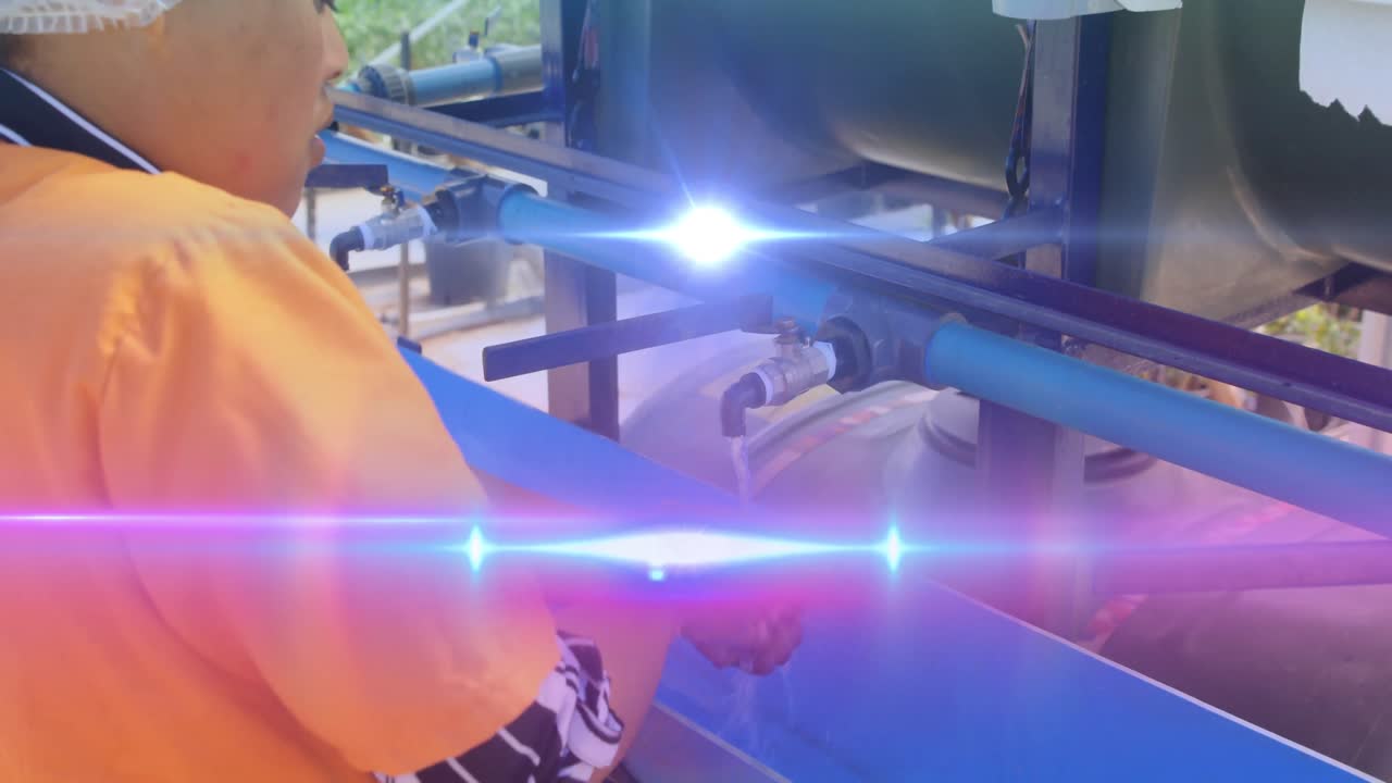 animación de un haz de luz azul sobre una mujer afroamericana lavando las manos al aire libre en standpipe