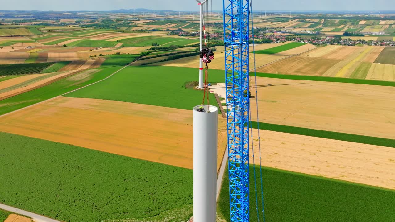 모임 중 풍력 터빈 타워 내의 엔지니어, 크롤링 크레인에 의해 지원