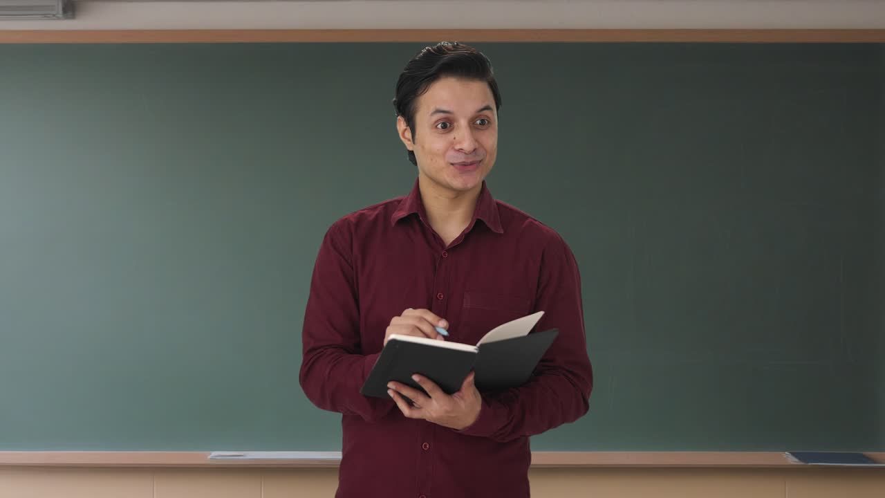 maestro indio feliz tomando asistencia