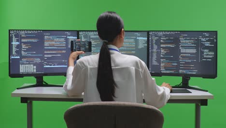 다중 모니터에서 작업하는 프로그래머 여성