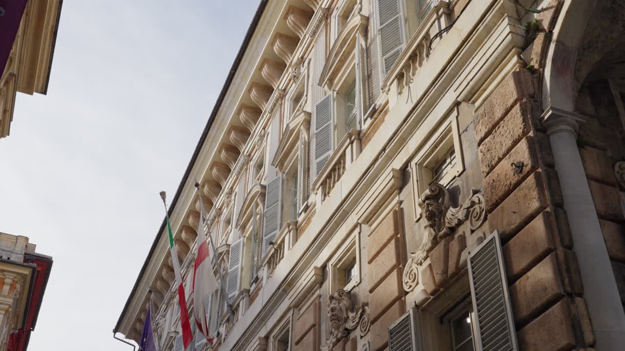 Bandiere italiane sulla facciata di un edificio storico, Genova, Italia. Architettura governativa europea