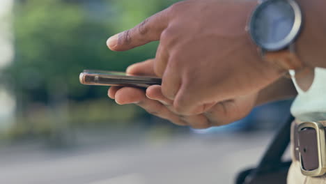 primer plano, al aire libre y hombre negro con teléfono inteligente