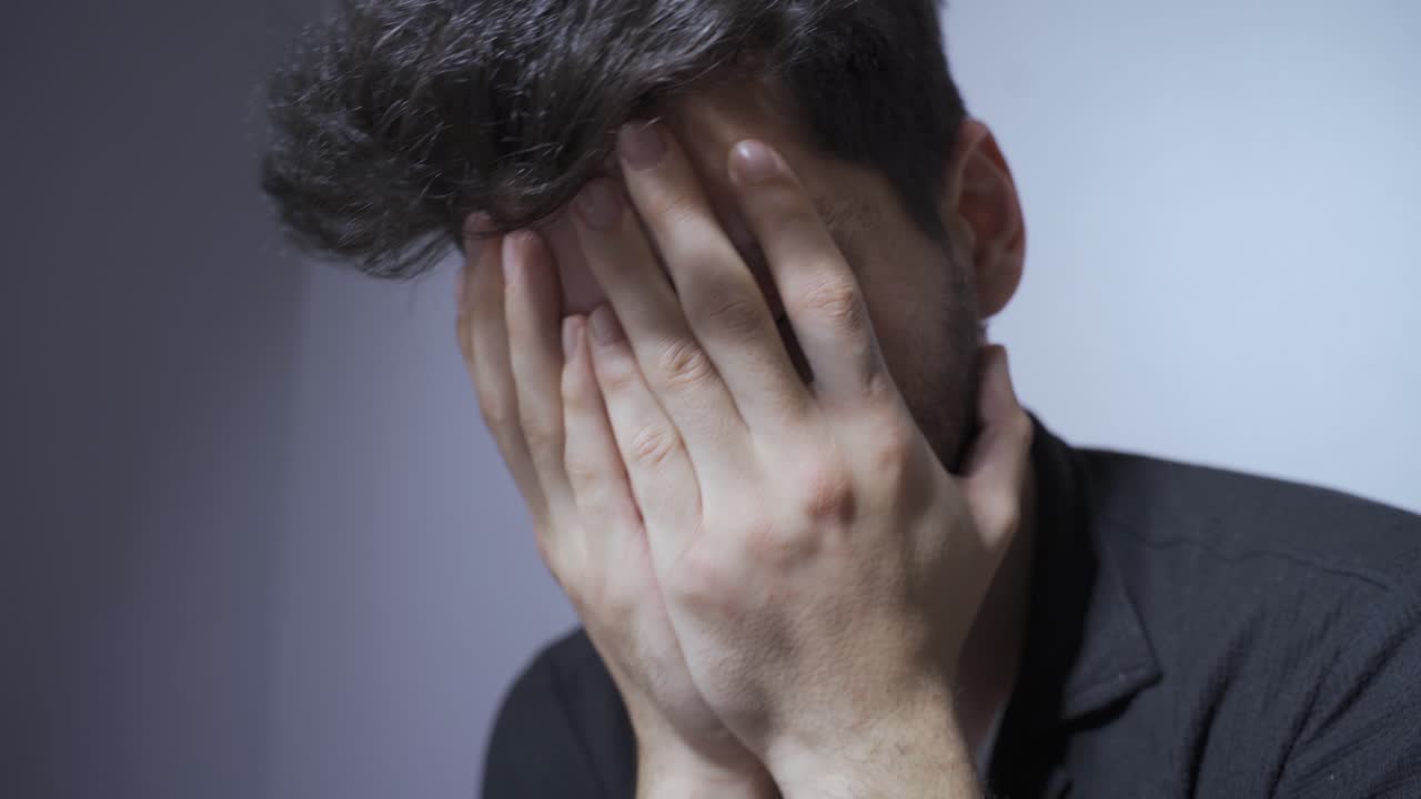 el joven deprimido está estresado.