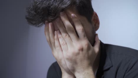 el joven deprimido está estresado.