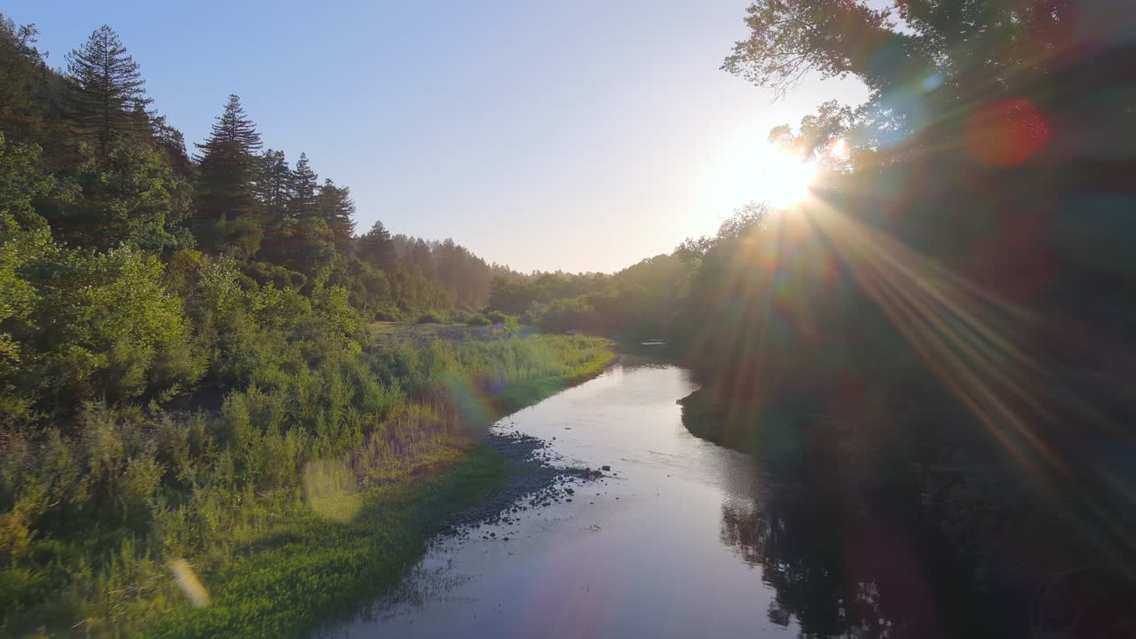 el área recreativa del río ruso cerca de healdsburg, california, en un día claro y soleado - sobrevuelo aéreo