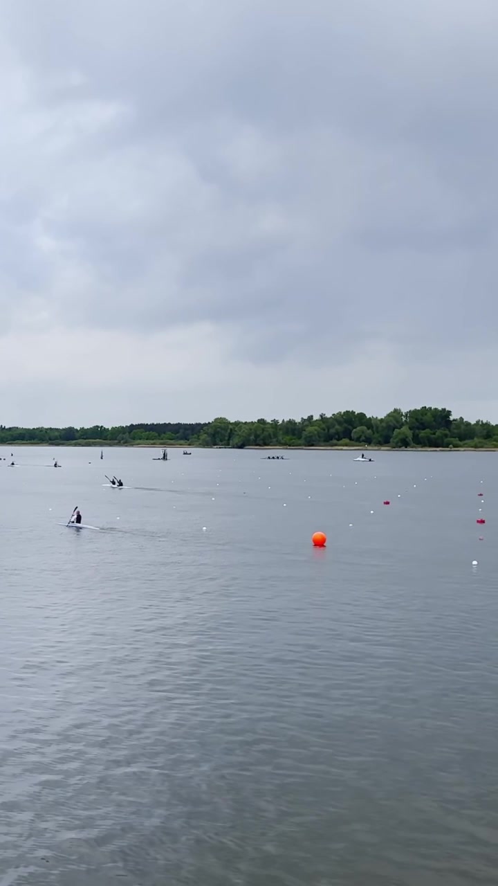 Kanosprintatleter padler over markerede baner på Beetzsee i Brandenburg, vertikalt statisk
