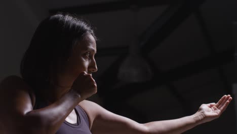 Foto-De-Perfil-De-Una-Mujer-Madura-Vistiendo-Ropa-De-Gimnasio-Haciendo-Señas-A-Un-Compañero-De-Sparring