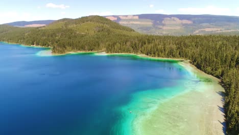 vista aérea de una mujer en kayak en un lago 4k