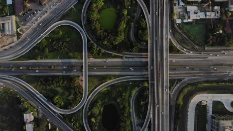 vista de arriba de la autopista, el tráfico vial es una infraestructura importante