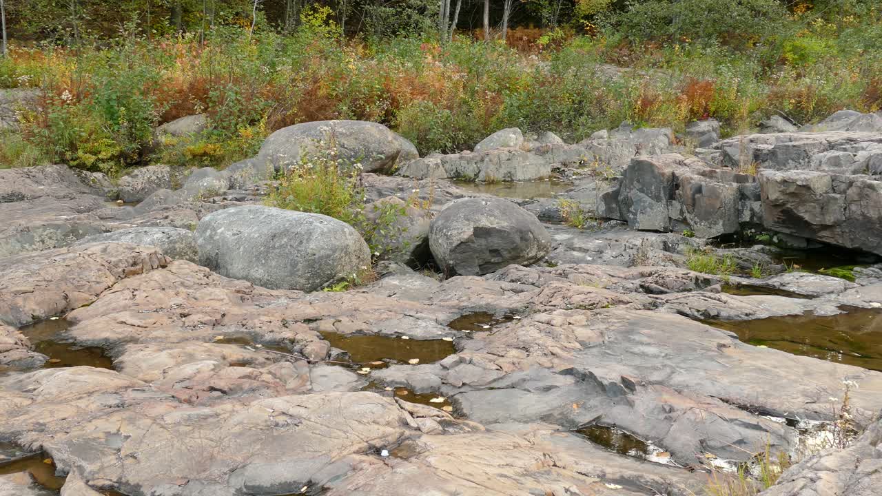pequeñas piscinas de lluvia que se forman en un terreno rocoso en el sureste de canadá