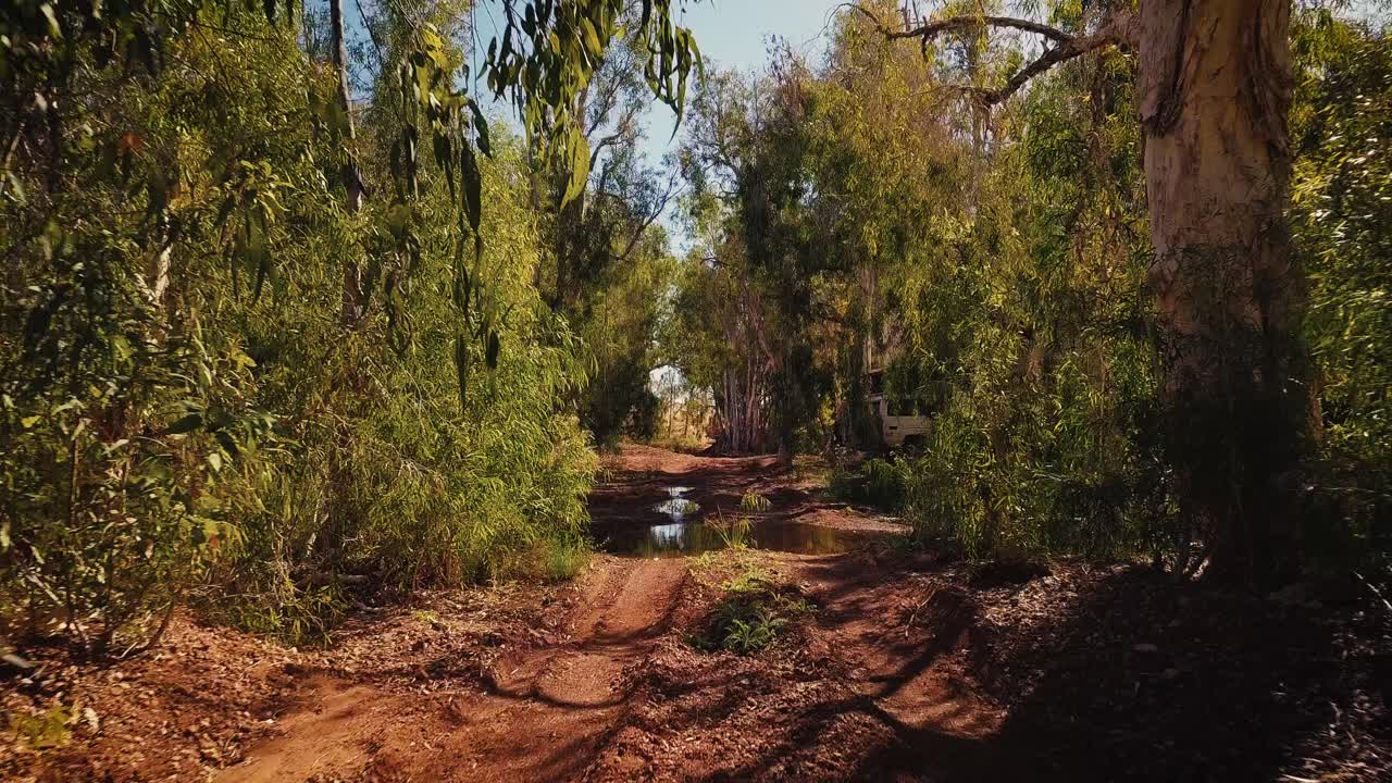 Letecký záběr dronu letícího nad australskou pouštní oázou Billabong.