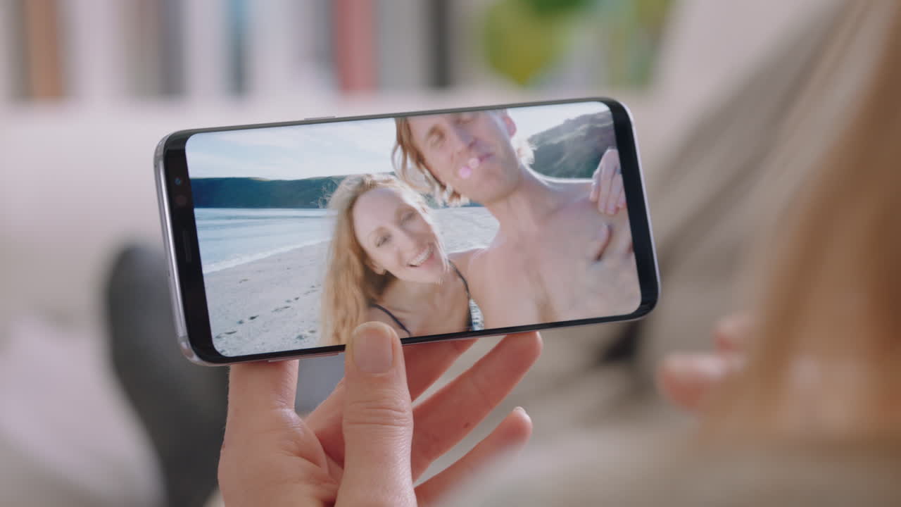 mujer joven chateando en video usando un teléfono inteligente pareja en vacaciones de luna de miel compartiendo experiencia de viaje divirtiéndose aventura de vacaciones comunicándose con el teléfono móvil