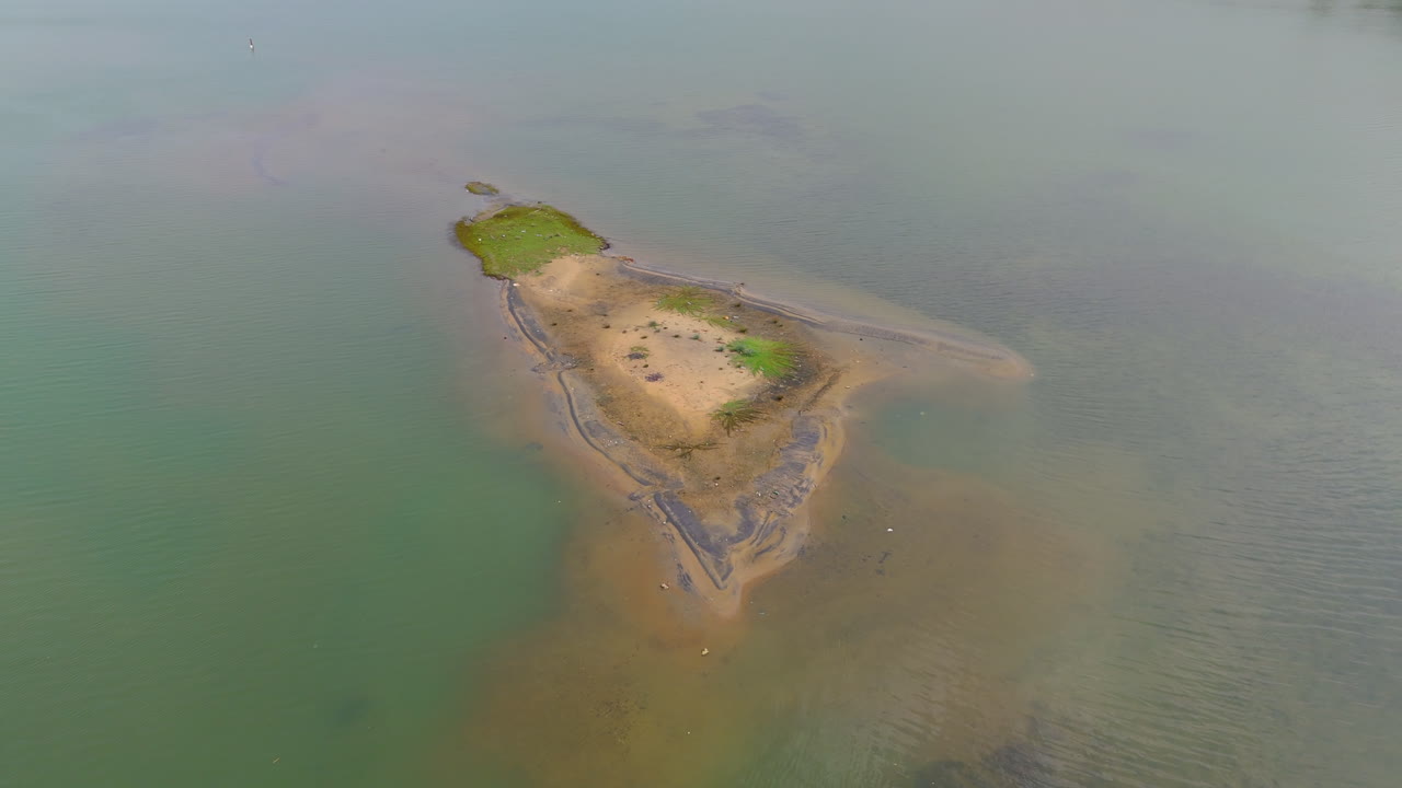 vista aérea de una pequeña isla en un lago