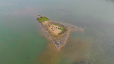 vista aérea de una pequeña isla en un lago