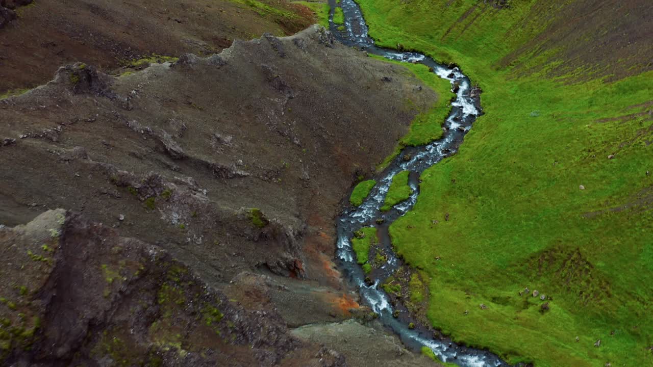 paisaje montañoso escarpado y río caliente en el valle de reykjadalur en el sur de islandia