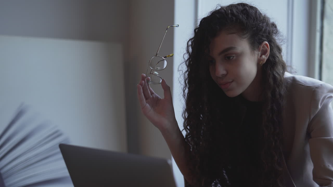 mujer joven trabajando en una computadora portátil