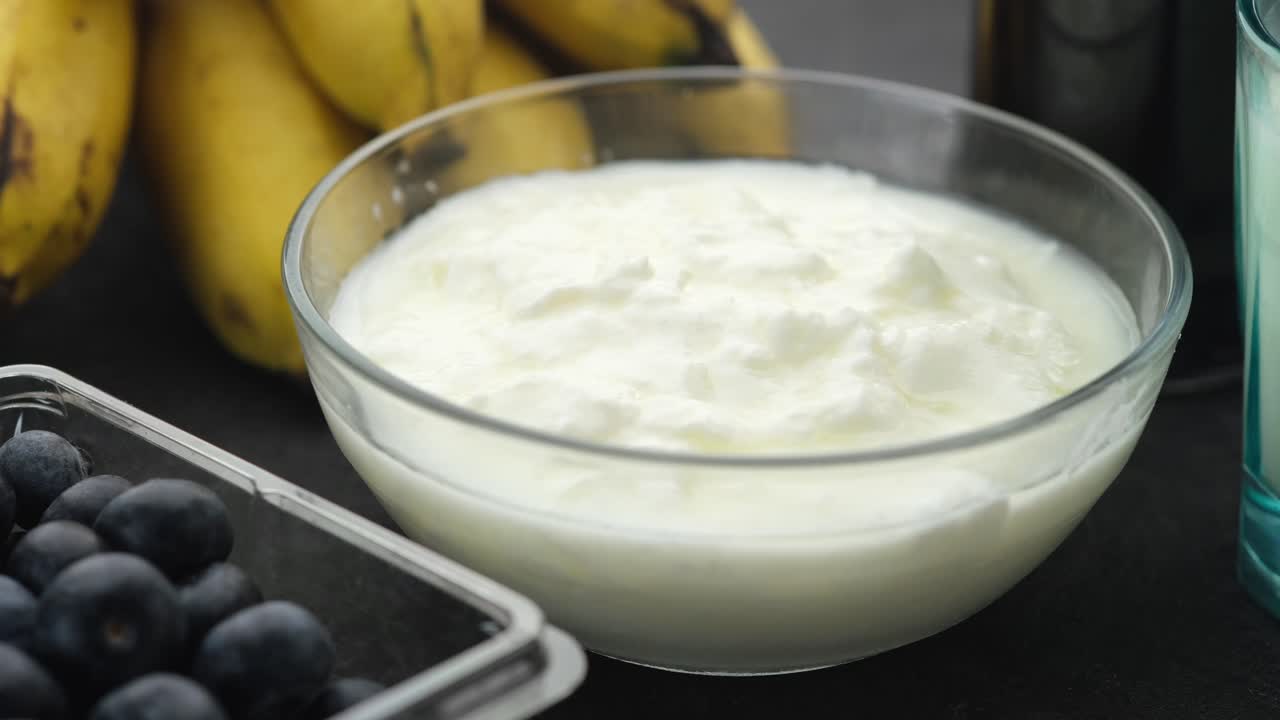 yoghurt parfait con plátanos y arándanos