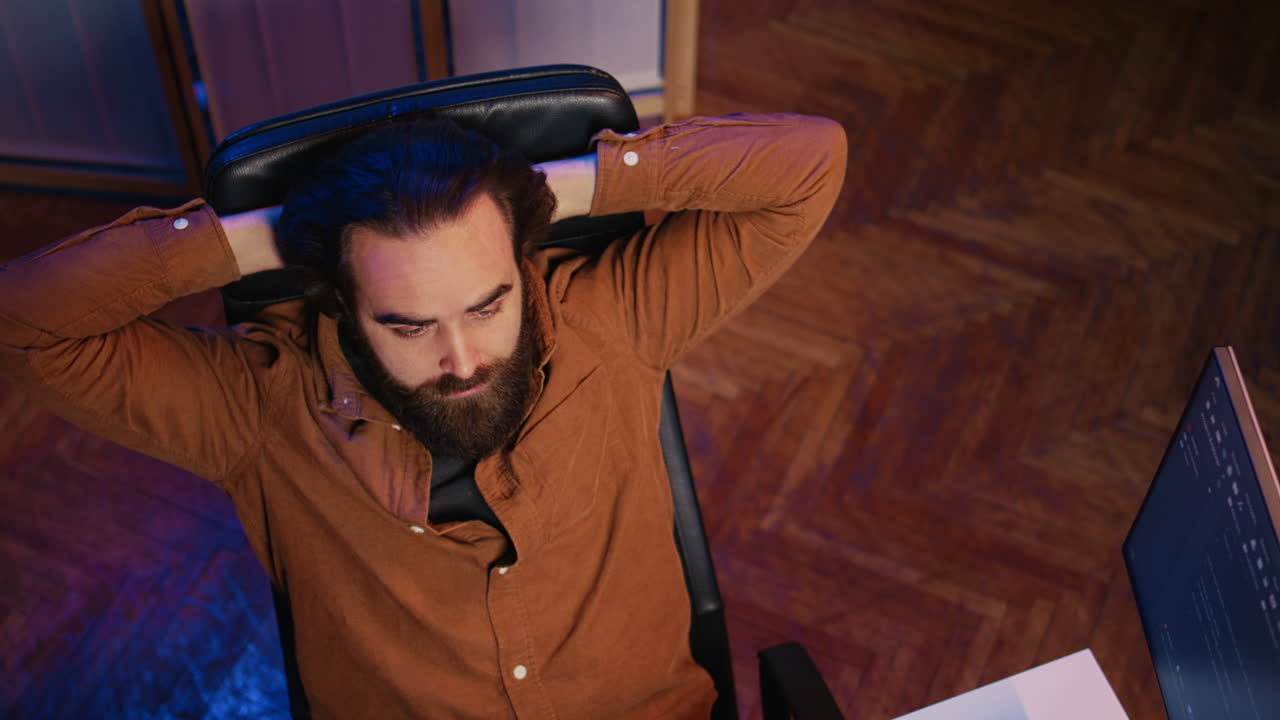 desconcertado por los errores del guión, poniendo las manos en la cabeza