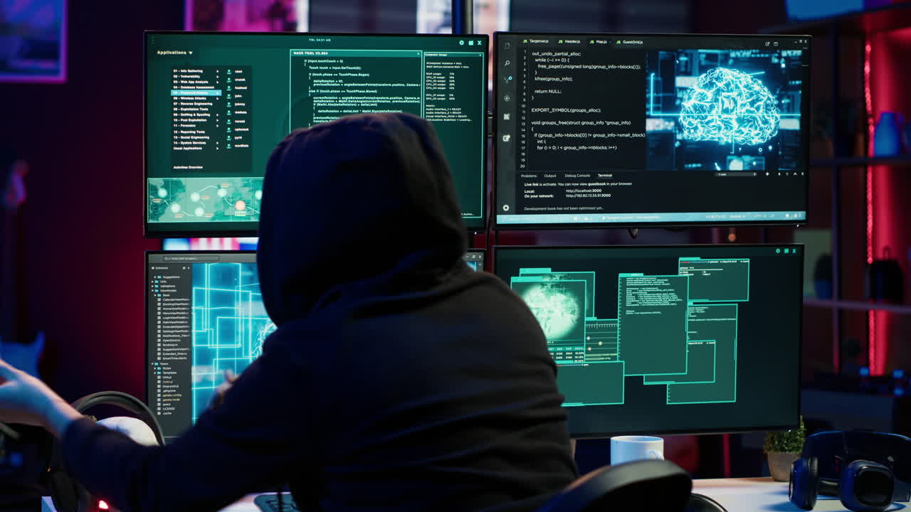 hacker insertando una tarjeta usb en la computadora después de conseguir robar datos confidenciales