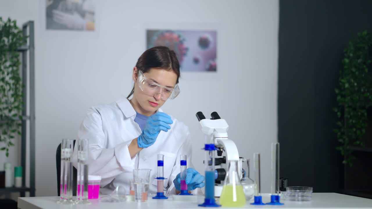 científico realizando un experimento de laboratorio