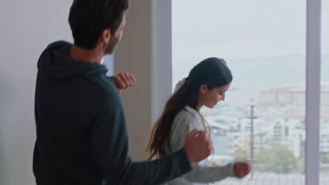 pareja joven feliz bailando en casa disfrutando de unas vacaciones exitosas divirtiéndose celebrando el estilo de vida en vacaciones con un baile lúdico en la sala de estar