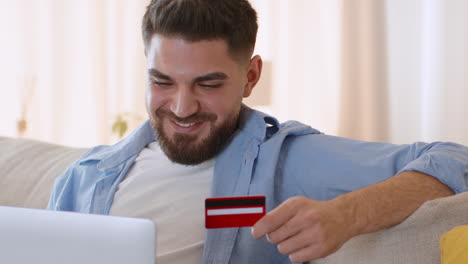 hombre comprando en línea con tarjeta de crédito