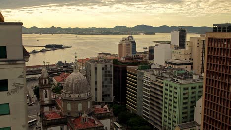 Descripción-General-De-La-Iglesia-De-Candelaria-Y-La-Bahía-De-Guanabara-Al-Atardecer-En-Río-De-Janeiro,-Brasil