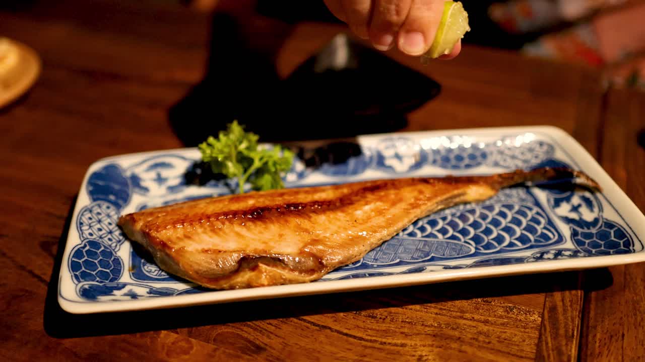 el jugo de limón mejora el sabor del pescado a la parrilla