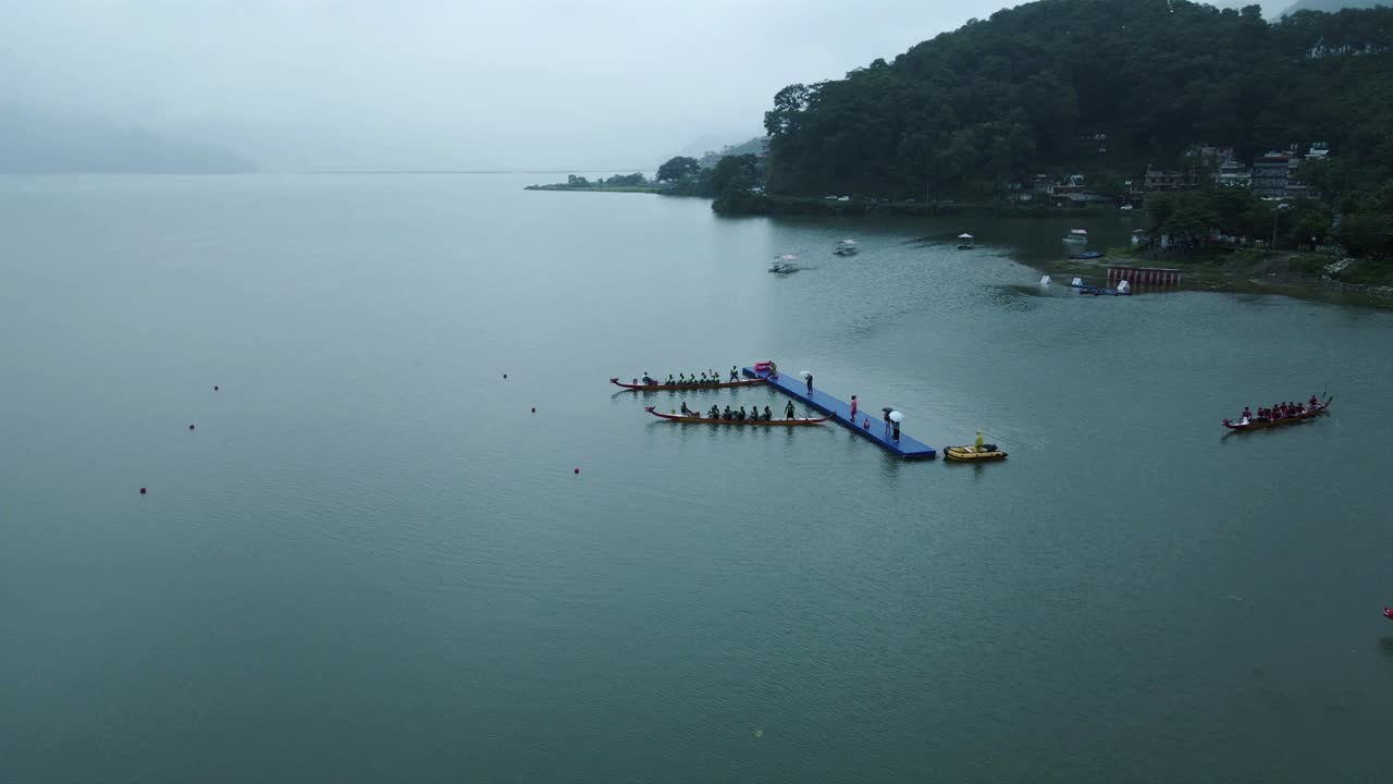 vista aérea del lago phewa durante la temporada de verano en pokhara, nepal