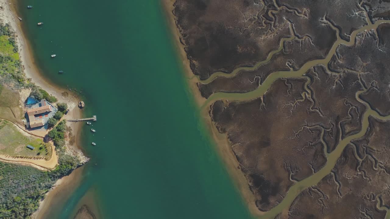 el agua fluye a través de los sedimentos depositados en el río serpenteante