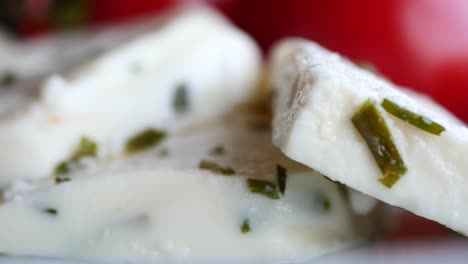 rebanadas de queso blanco con hierbas y tomates