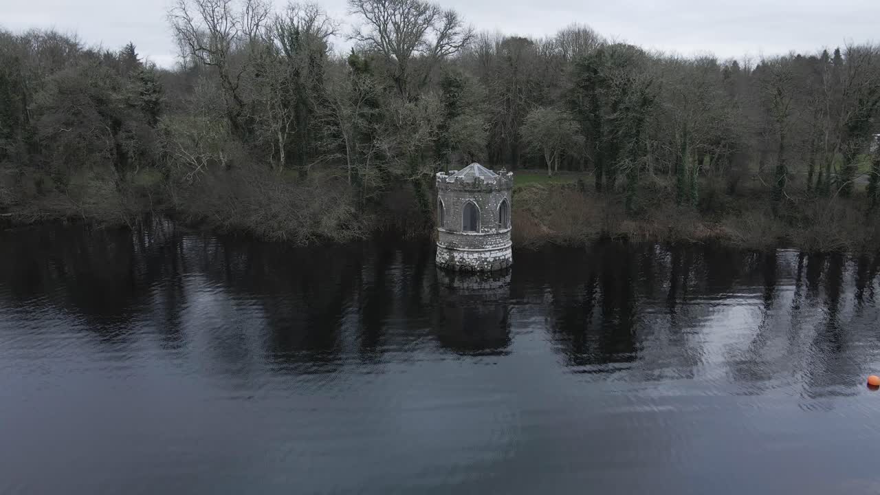 로그 키 (lough key) 에 있는 성전 (temple) 은 아일랜드 로스코몬 (roscommon) 에 있는 오래된 호수  건물로, 나무로 둘러싸여 있다.