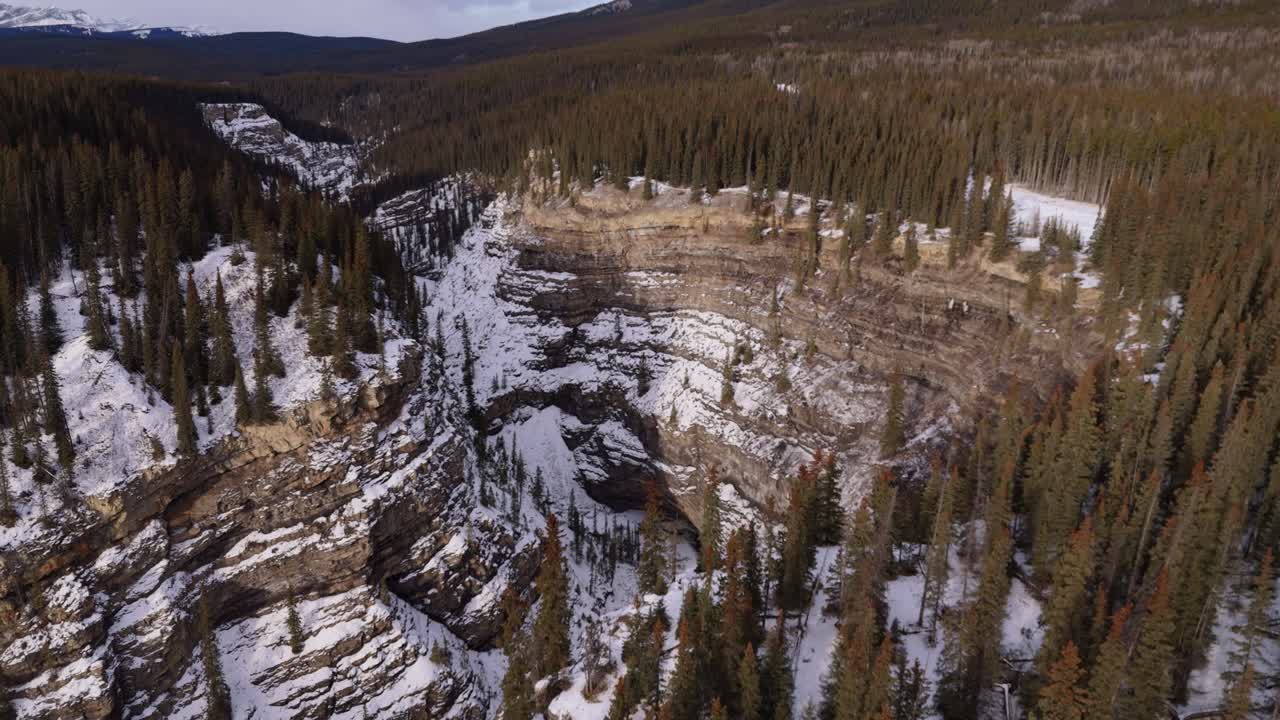 Volo dall'alto in un canyon ghiacciato.