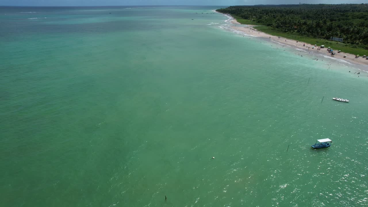 volando sobre la playa de são miguel dos milagres en el estado de alagoas, brasil.