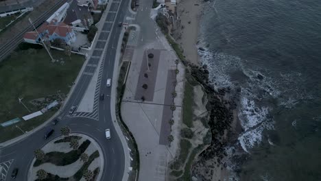 Luftaufnahme-Eines-Strandes-In-Cascais-Während-Eines-Atemberaubenden-Sonnenaufgangs