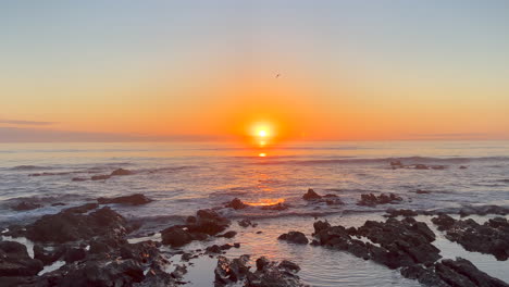 Friedlicher-Sonnenaufgang,-Goldorange,-Rote-Sonne-Am-Horizont,-Früh-Aufwachen,-Jeffreys-Jbay,-Südafrika,-Küstenlinie,-Wellen,-Die-Am-Strand,-Küstenlinie,-Riff,-Ebbe,-Zeitlupe,-Stativ,-WSL,-Korona,-Offener-Sonnenuntergang,-Brandung