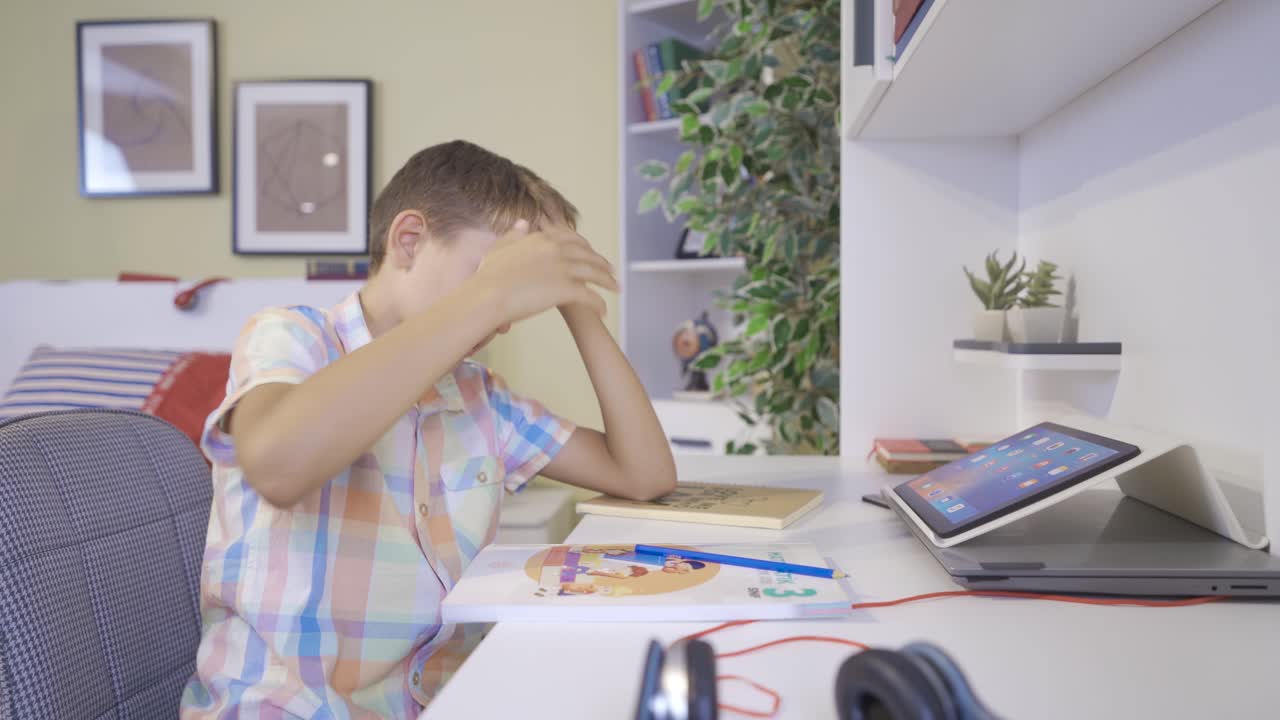 Bambino annoiato che non vuole studiare.