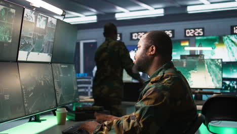 soldado haciendo tareas en la base militar, usando radar, interceptando cohetes