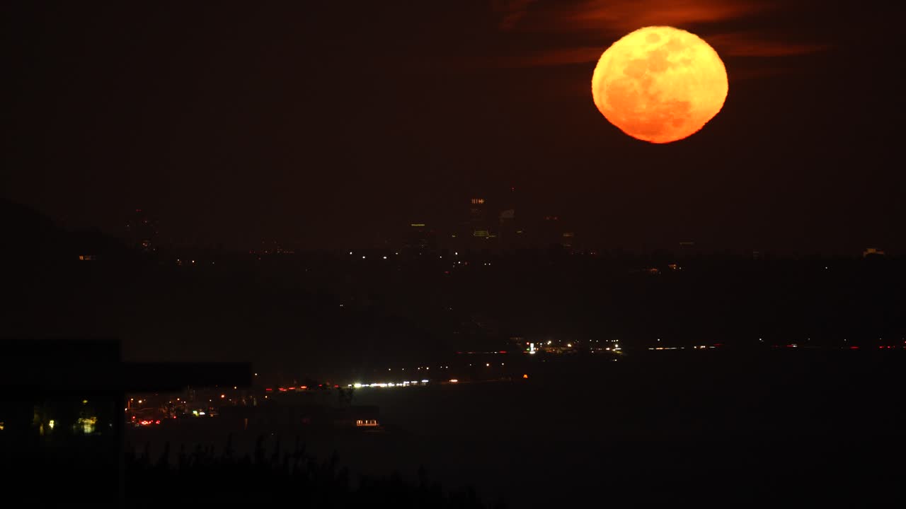 Lua Cheia nasce acima do horizonte de Los Angeles, vista teleobjetiva.